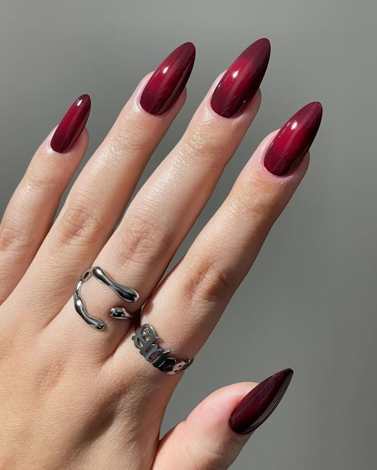 Red ombré nails design