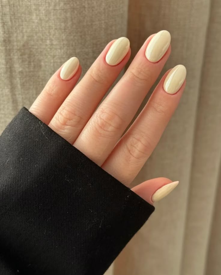 Butter yellow nails Summer 2025