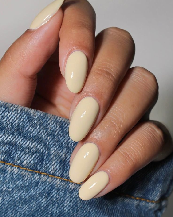 Butter yellow nails Summer 2025