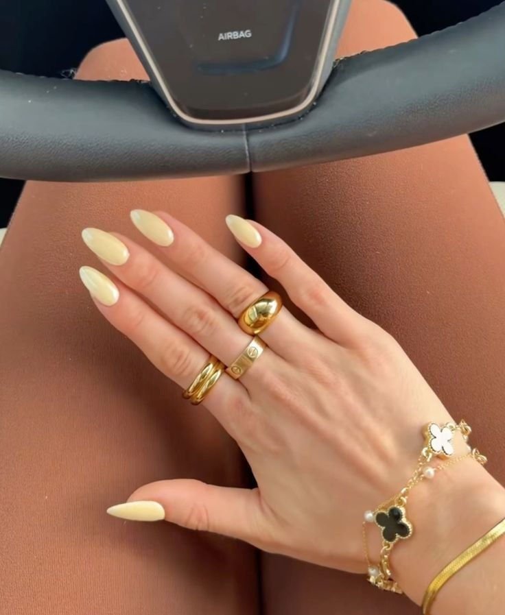 Butter yellow nails Summer 2025