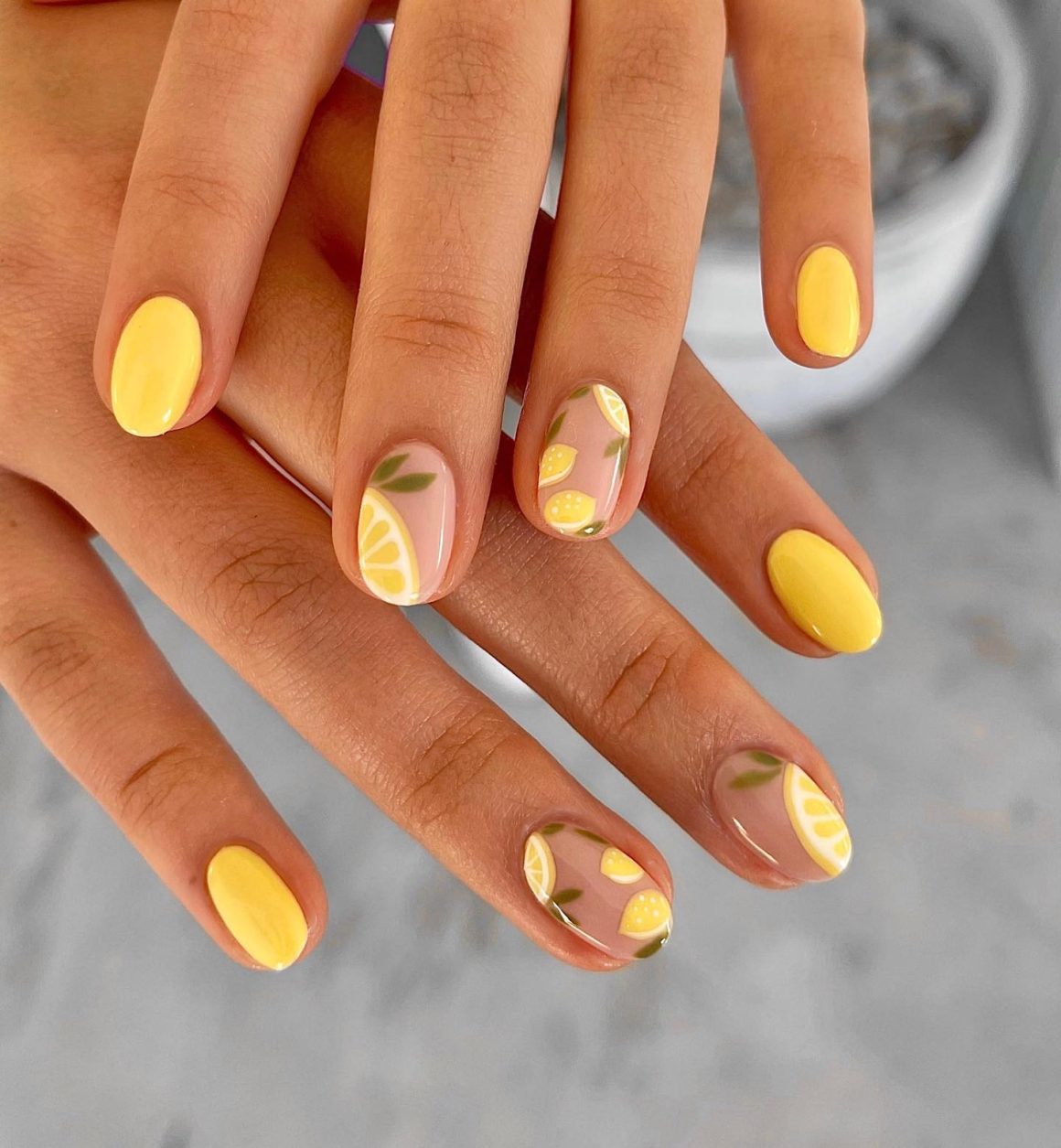 Nail design lemon accent