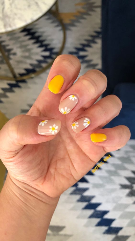Short nails with yellow patterns