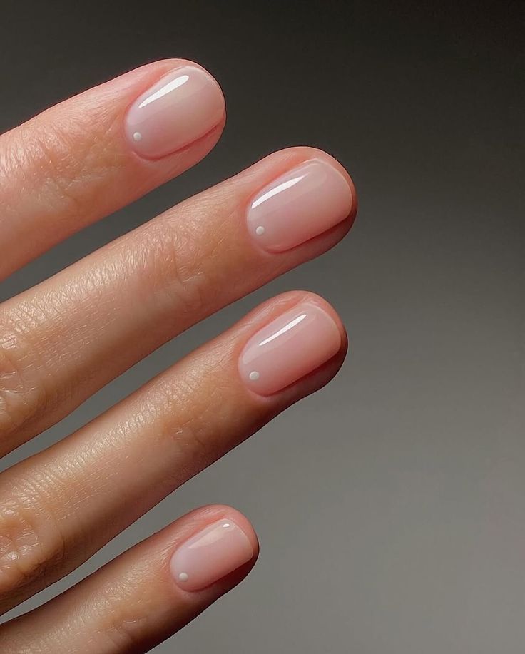 Pink trend manicure lips on lips