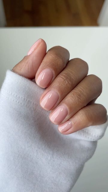 Pink trend manicure lips on lips