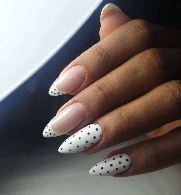 The design of black and white nails polka dot