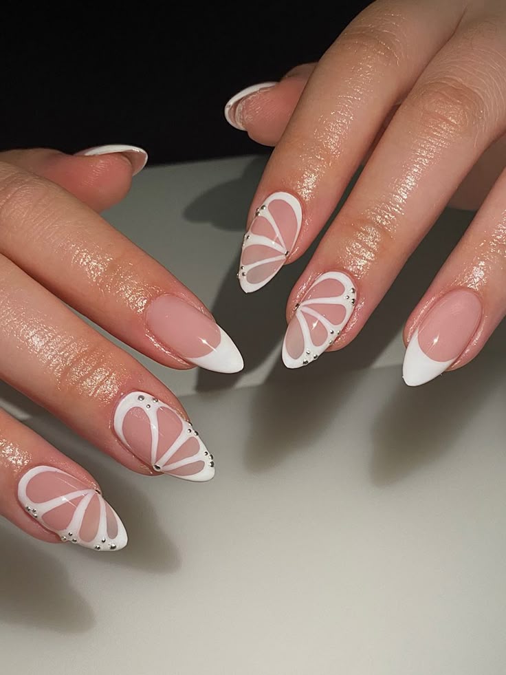 White nails inspired by a petal