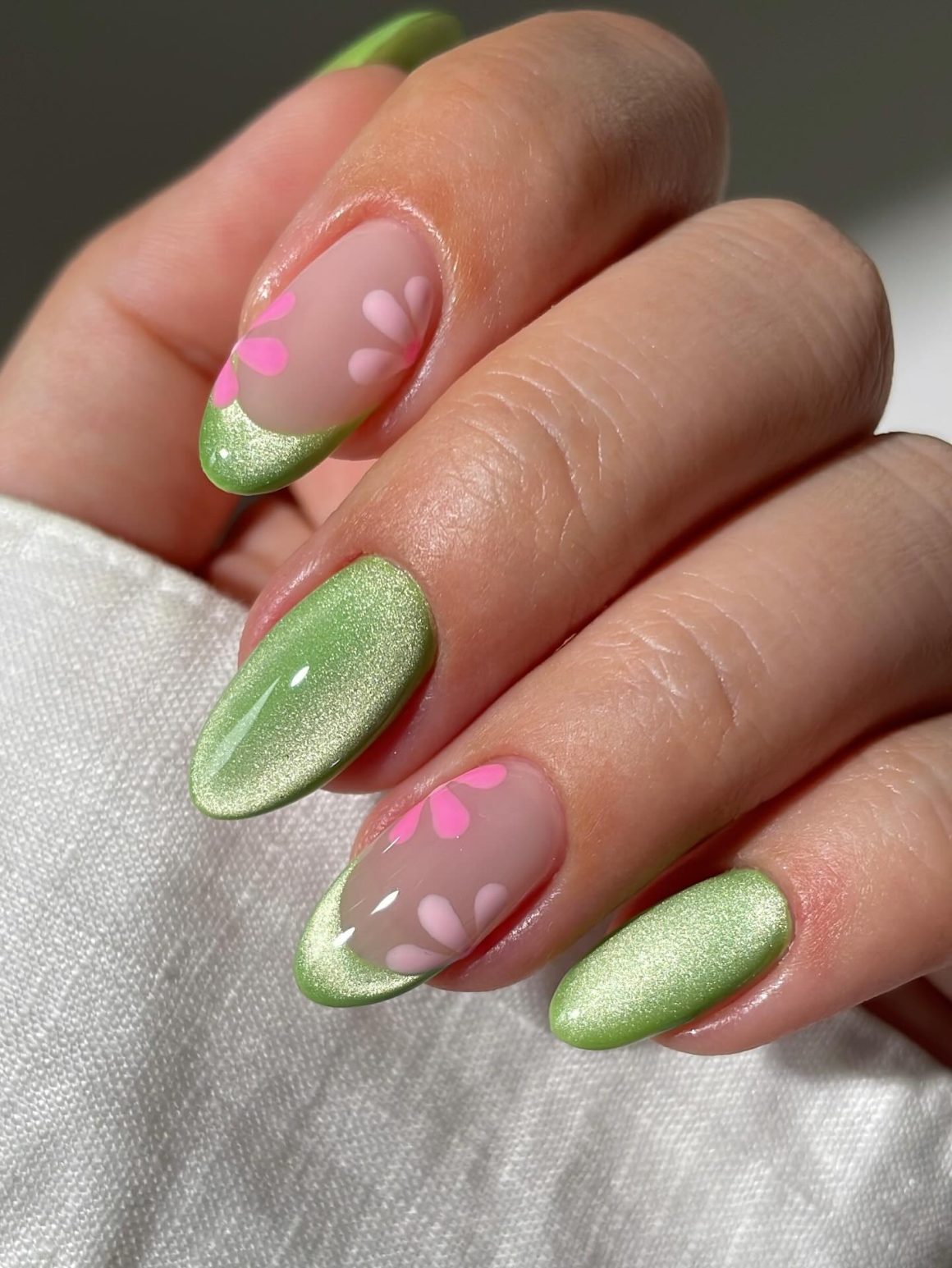 Green eye nails with pink flowers