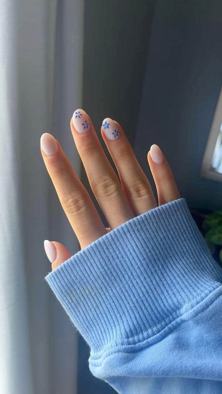 Simple Floral Nails Daisy