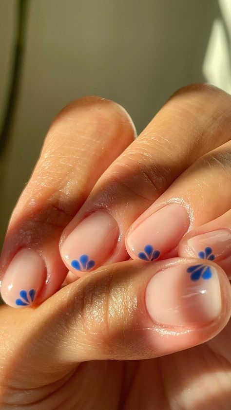 Simple Floral Nails Daisy