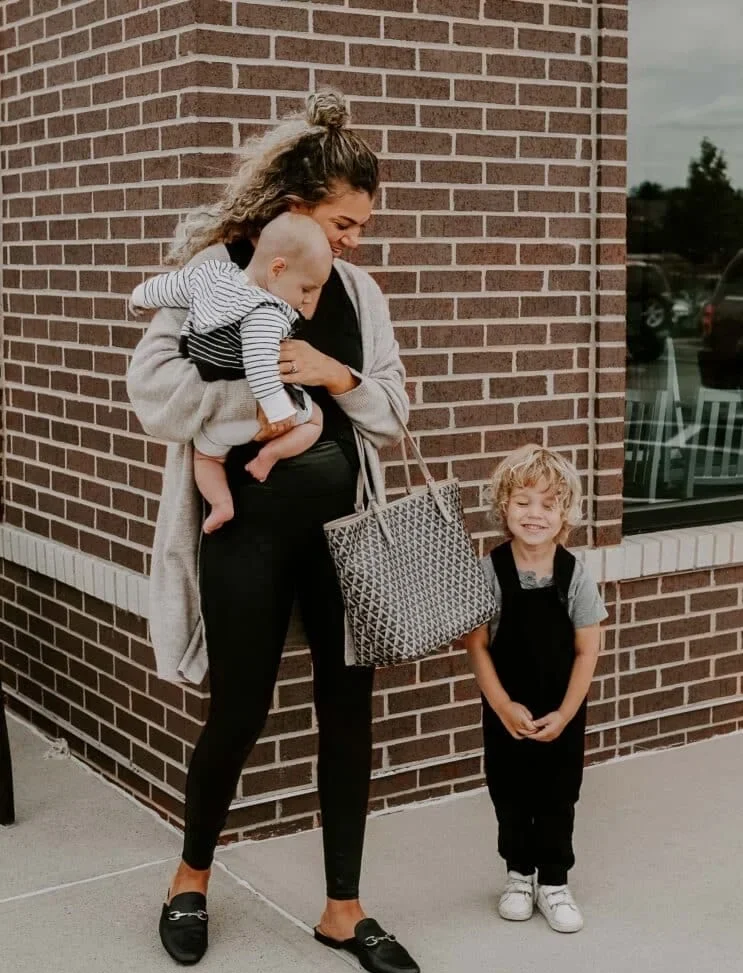 Discover effortless style and comfort for moms who need to look chic yet feel at ease. Elevate your wardrobe with pieces designed for modern, stylish moms who value both fashion and comfort. Find your perfect balance of style and comfort with our latest collection.