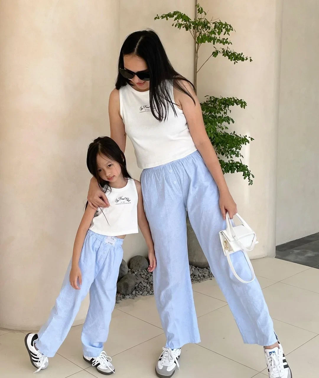 Discover effortless style for moms who need to be both chic and comfortable. Elevate your look with pieces that prioritize fashion without compromising on comfort. Embrace the perfect balance of style and ease in your daily wardrobe.