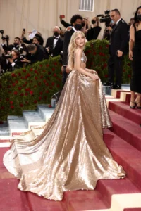 Best Images and Review: Timeless Meets Trendy: Dressing Stylishly at Any Age Excellence