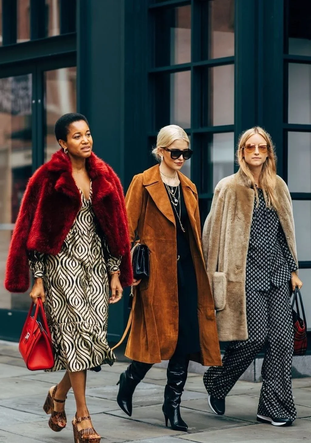 Explore the latest winter street fashion trends that have just been revealed! Stay ahead of the style game with our trendy and cozy outfits this season. Embrace the chilly weather in style!